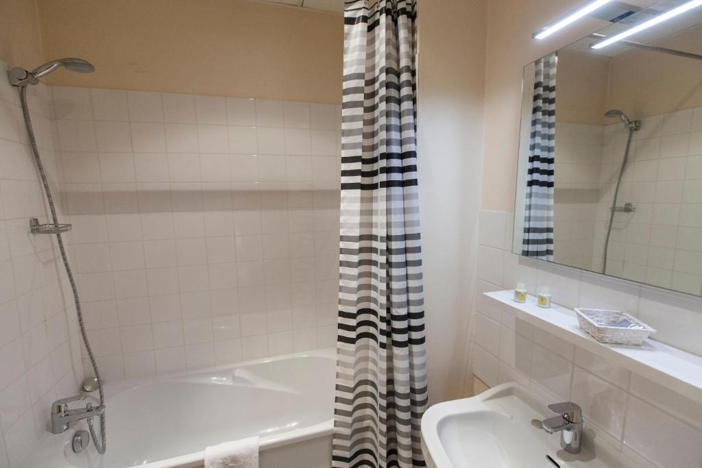 Le Corbeau Otel Auxonne Oda fotoğraf