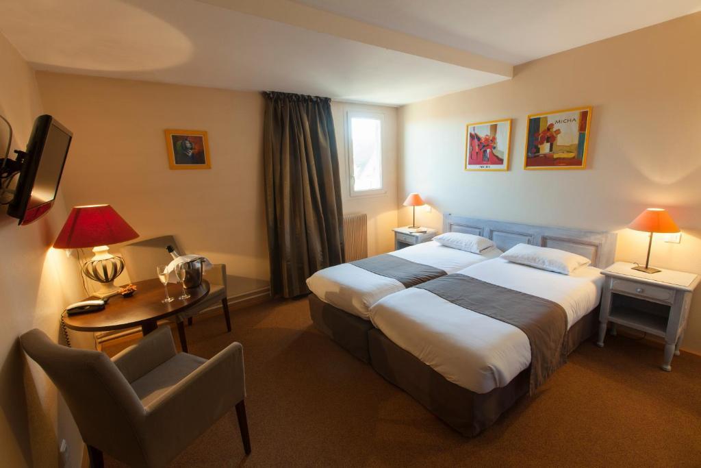 Le Corbeau Otel Auxonne Oda fotoğraf